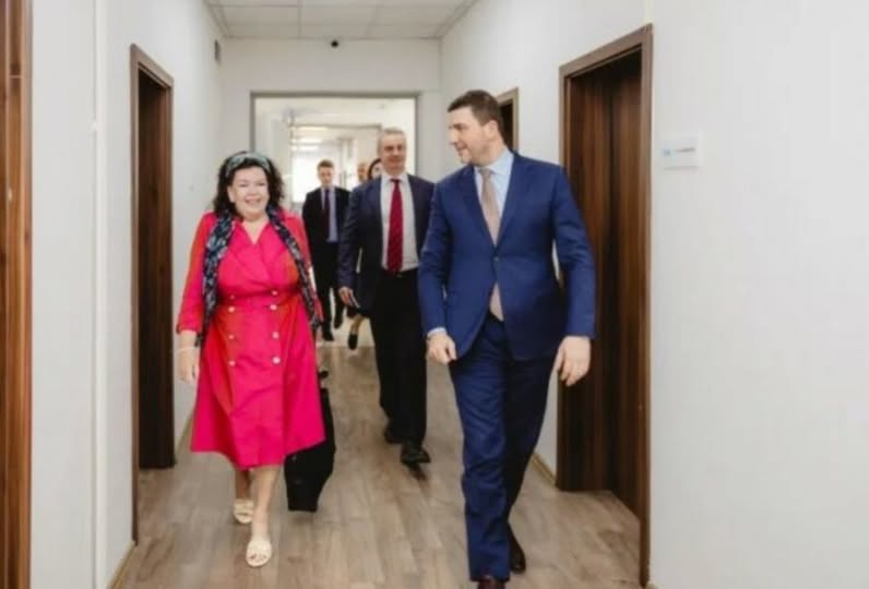 Krasniqi takon përfaqësuesen britanike: Kriza po dëmton Kosovën