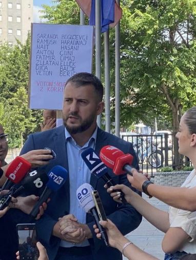 Lushtaku kritikon mungesën e Kurtit në Kuvend