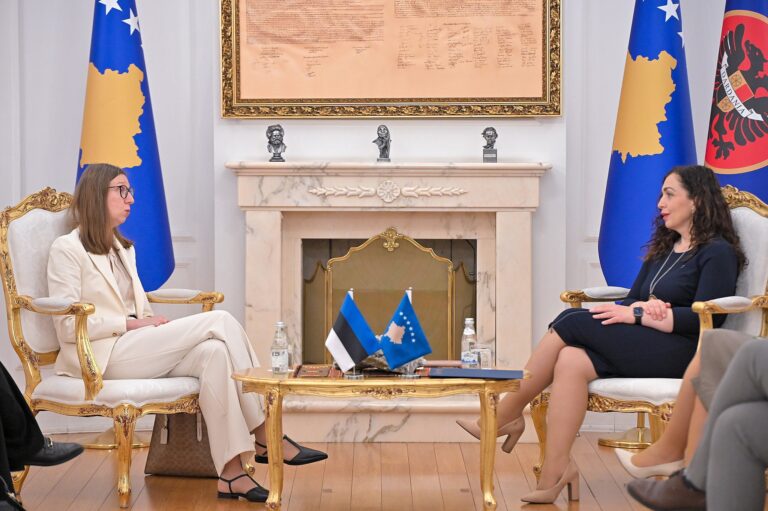 Presidentja Osmani priti në takim lamtumirës ambasadoren e Estonisë në Kosovë, Janne Jõesaar-Ruusalu