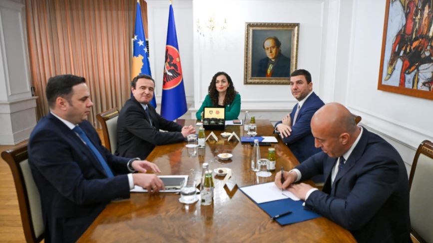 Osmani nis takimet me liderët, kërkon zgjidhje për krizën politike