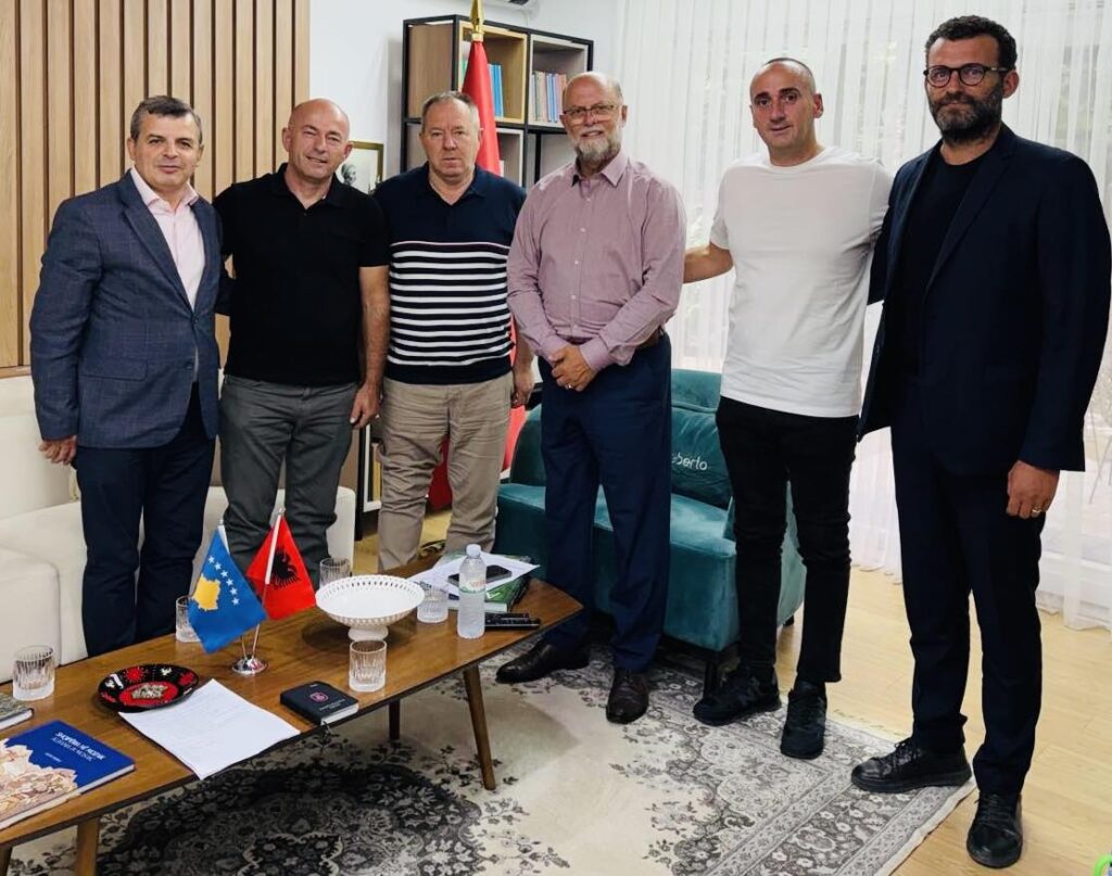 Delegacioni i OVL-UÇK-së pritet nga ambasadori i Shqipërisë, Petrit Malaj