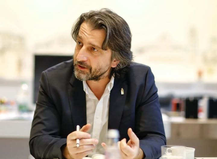 Rama godet VV-në: Jo parti, por sekt me “babën” në krye