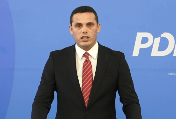 Partia Demokratike e Kosovës kërkon dorëheqje të ministrit Sveçla.