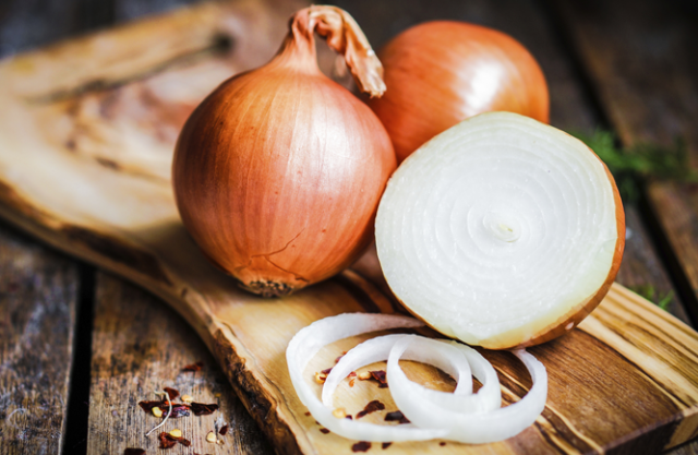 3 kura të fuqishme natyrale vetëm me qepë