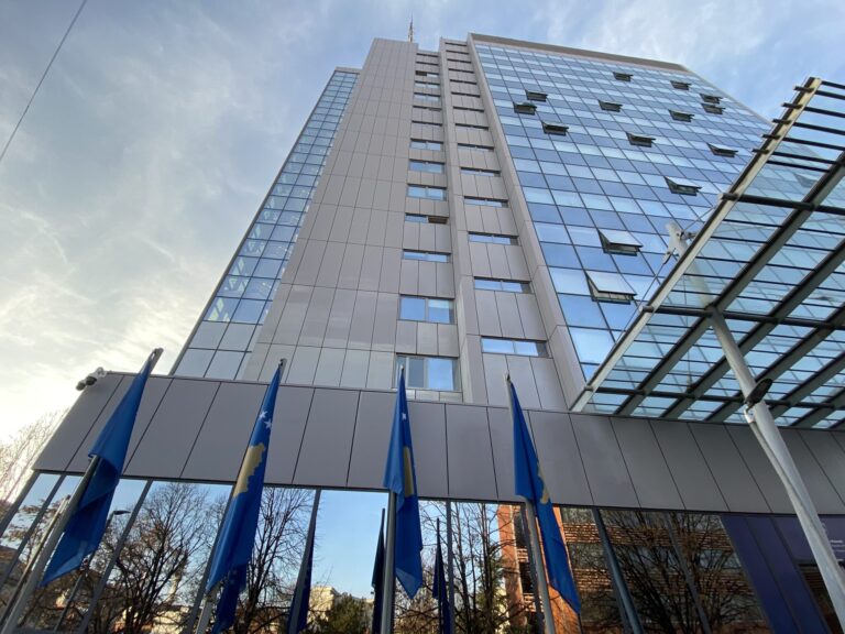 Qeveria e Republikës së Kosovës shpreh shqetësimin lidhur me vendimin arbitrar të Gjykatës Supreme për shfuqizimin e Udhëzimit Administrativ