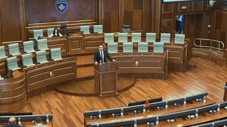 Mustafa: O Albulena kryetare, o flaka i dalë këtij vendi