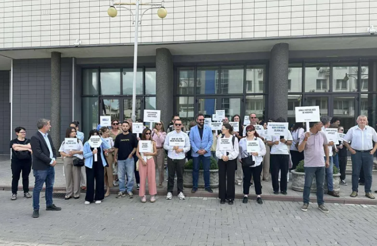 Shoqëria civile del në protestë para Kuvendit të Kosovës