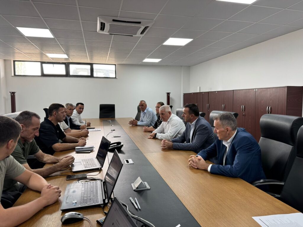 Ministri i Brendshëm në detyrë Xhelal Sveçla falënderon zjarrfikësit dhe bën apel tek qytetarët për kujdes.