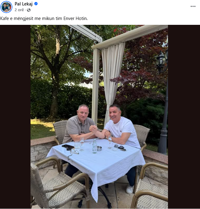Lekaj dhe Hoti pijnë kafet e mëngjesit së bashku, para se AAK t’i prezantoj kandidatët për kryetar komunash.