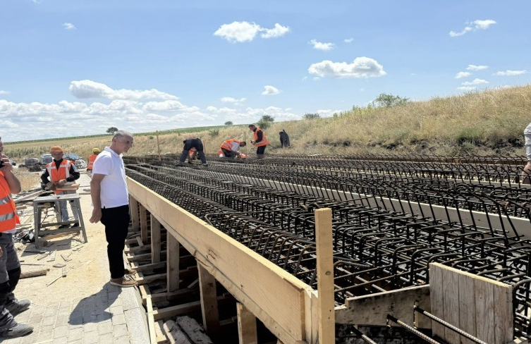 Vazhdon ndërtimi i urës në Mitrovicë
