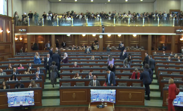 Duke i vendosur vetë mikrofonët, deputetët e ish-opozitës e vazhdojnë seancën