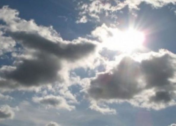 Mot me diell dhe vranësira të shpërndara