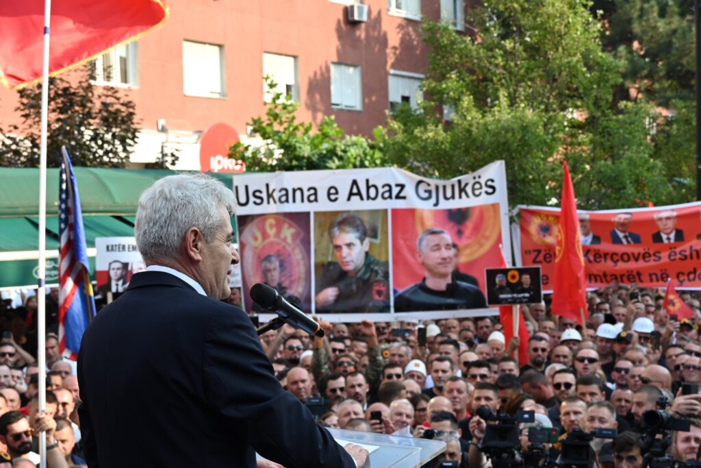 Kryetari i BDI-së, Ali Ahmeti, ka shpërndarë foto nga protesta e sotme kundër Gjykatës Speciale.