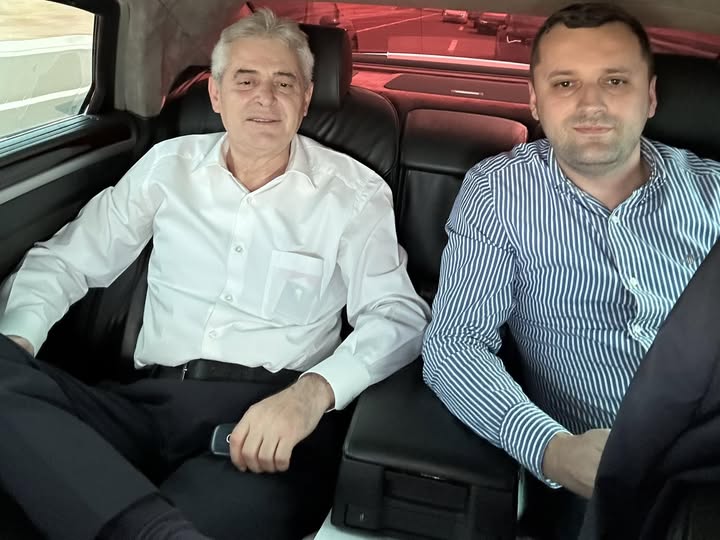 ”Liria nuk gjykohet. Liria mbrohet”, Ali Ahmeti niset për në protestë kundër Gjykatës Speciale në Prishtinë.