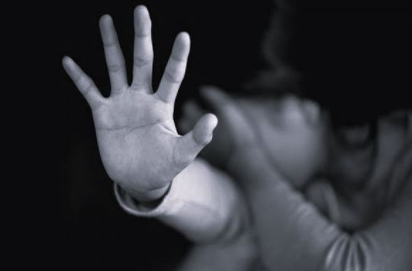 Një grua denoncon burrin e saj për dhunë në familje në Malishevë