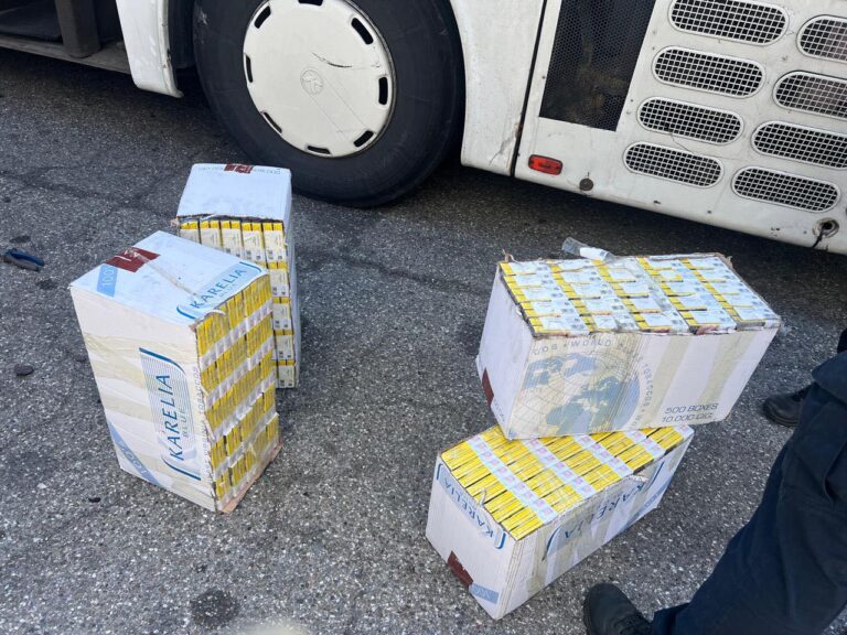 Dogana konfiskon 80,000 copë cigare të kontrabanduara në Mitrovicë.