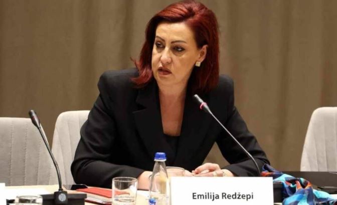 Albin Kurti liron nga detyra e zëvendëskryeministres Emilija Rexhepi