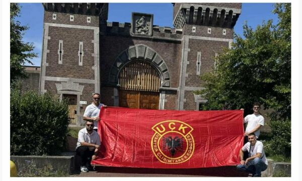 Mërgimtarët shpalosin flamurin e UÇK-së pranë Qendrës së Paraburgimit në Hagë.