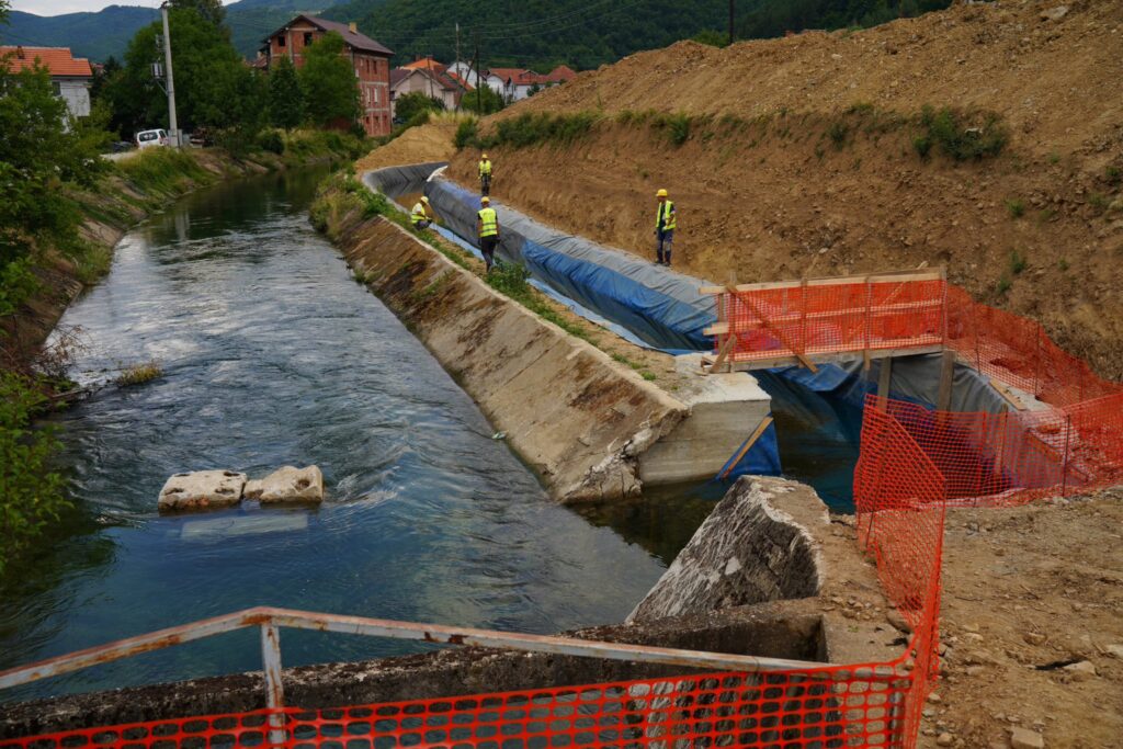 Kurti: Kanali i Ibër Lepencit po bëhet më i qëndrueshëm dhe më i sigurt.