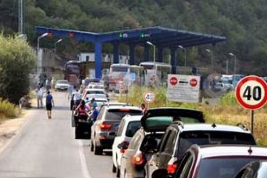 Pritjet në pikën kufitare në Dheu i Bardhë, deri në katër orë