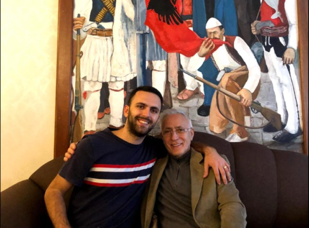 Djali i Jakup Krasniqit me mesazh para protestës: Protestoni sot, bashkë me ne.