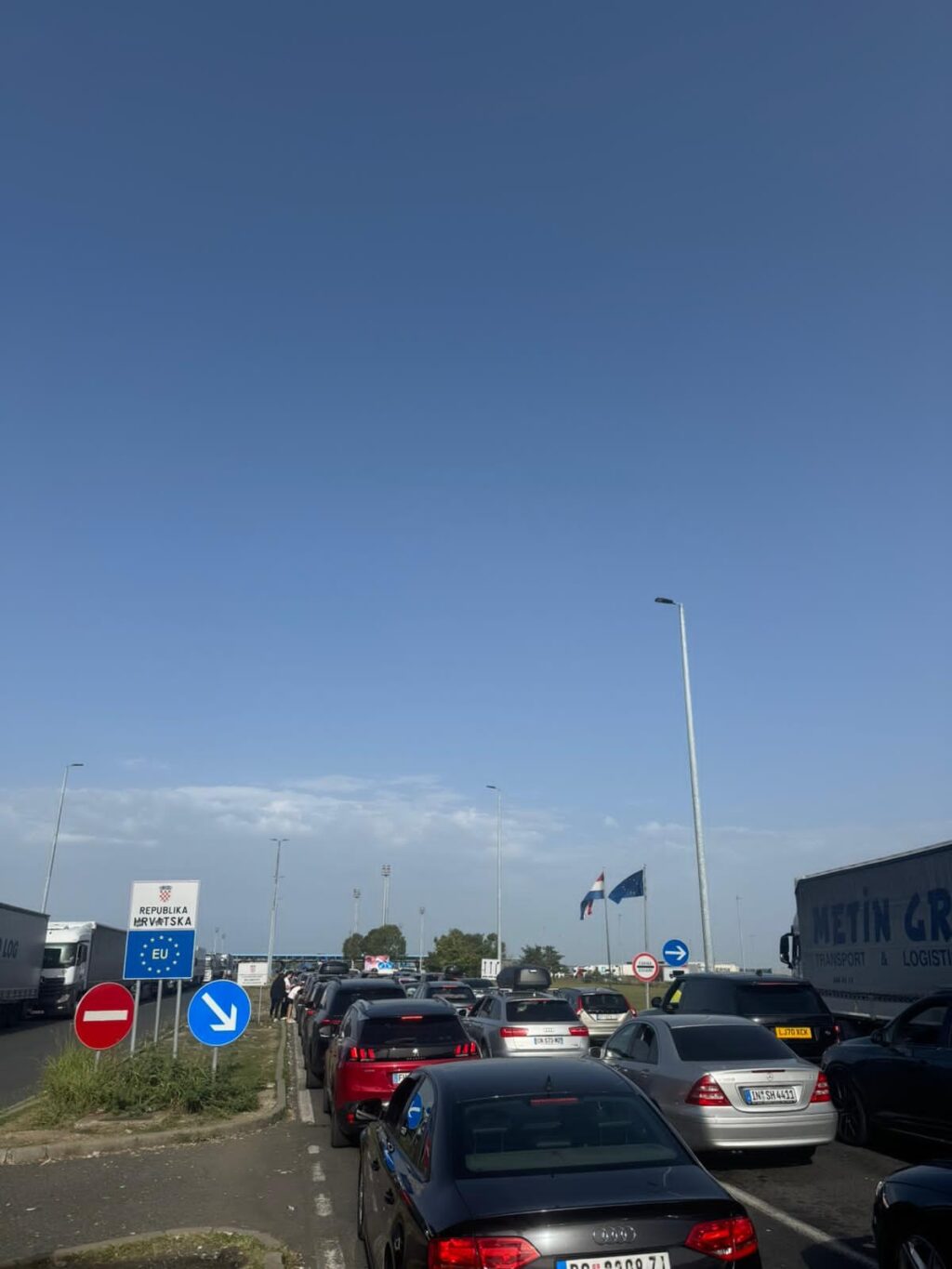 Pritjet deri në 4 orë në kufirin Serbi- Kroaci