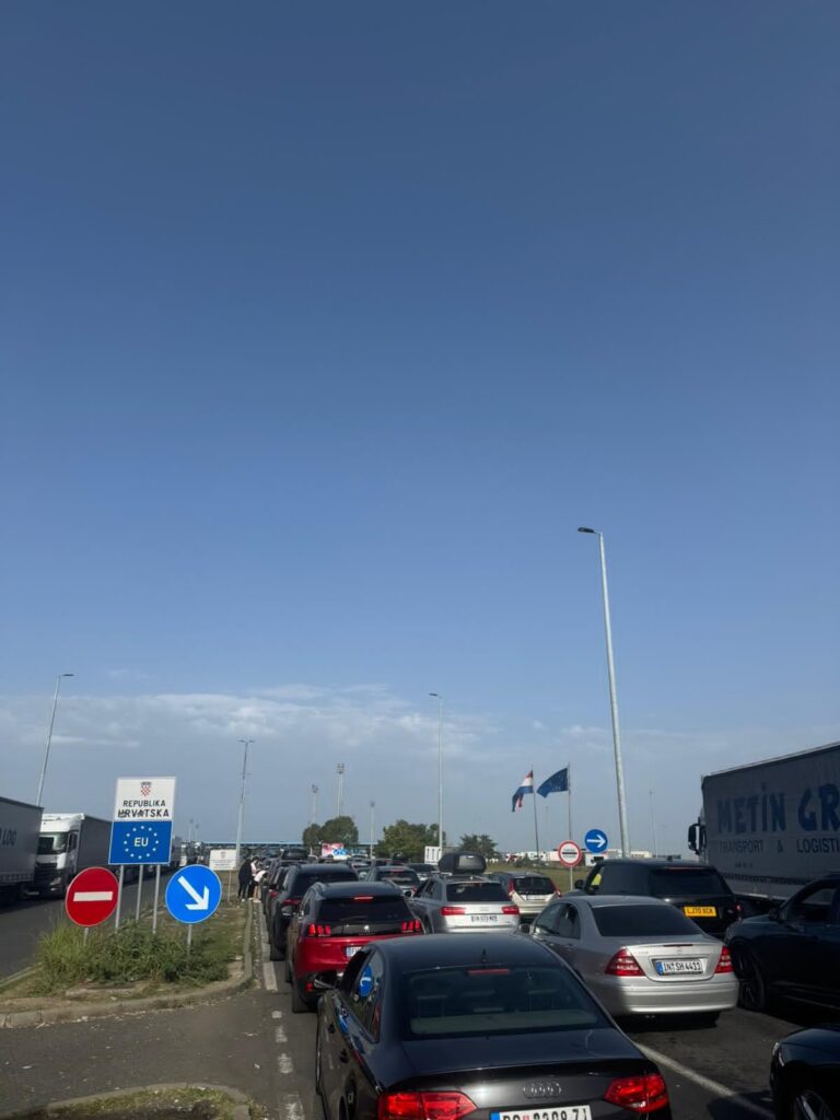 Pritjet deri në 4 orë në kufirin Serbi- Kroaci