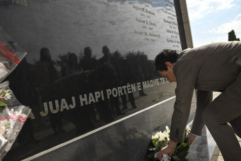 Kurti bëri homazhe pranë varrit të Komandantit Kumanova në 27-vjetorin e rënies së tij