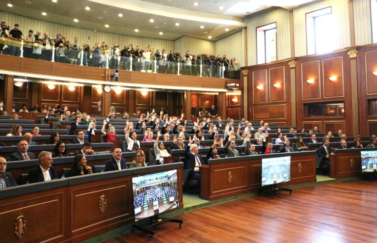 Nesër mblidhen deputetët, përpjekja e 57 për konstituimin e Kuvendit