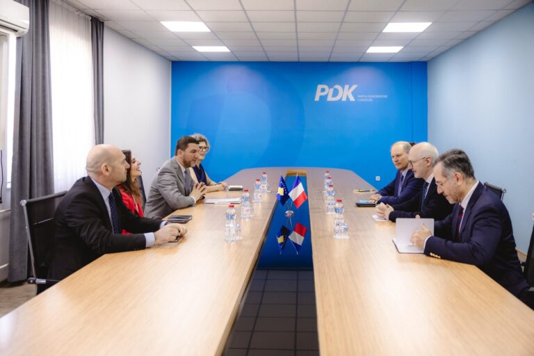 Krasniqi takohet me emisarin francez dhe ambasadorin e ketij shteti