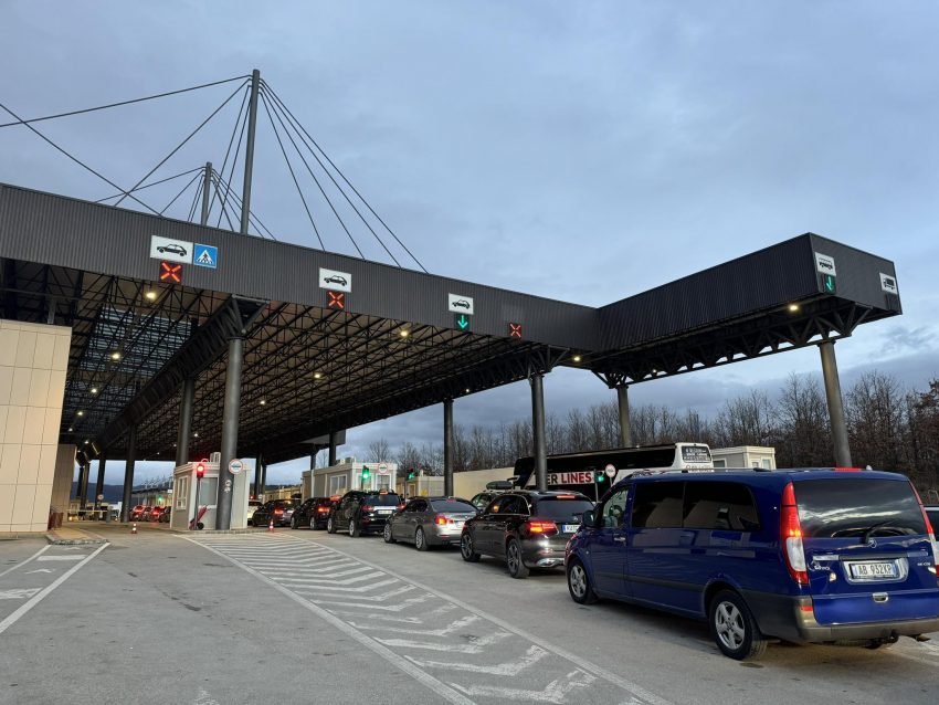 Gjendja kufitare: Mbi 2 orë pritje në Merdarë, për dalje nga Kosova