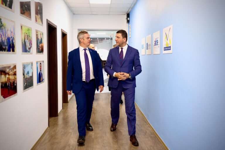 Krasniqi takon Hargreaves, flasin për bllokadën institucionale.