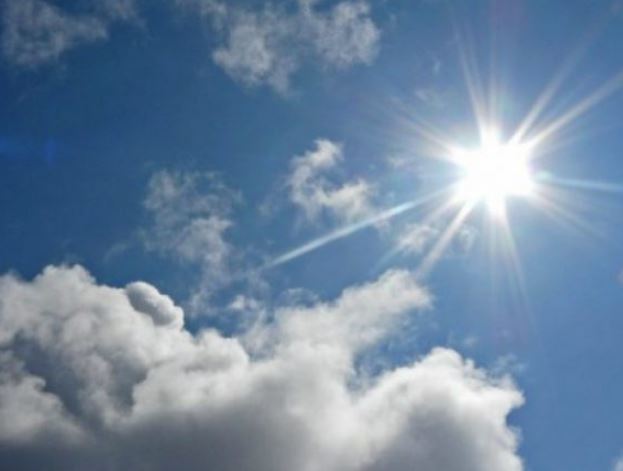 Mot me diell dhe vranësira të shpërndara