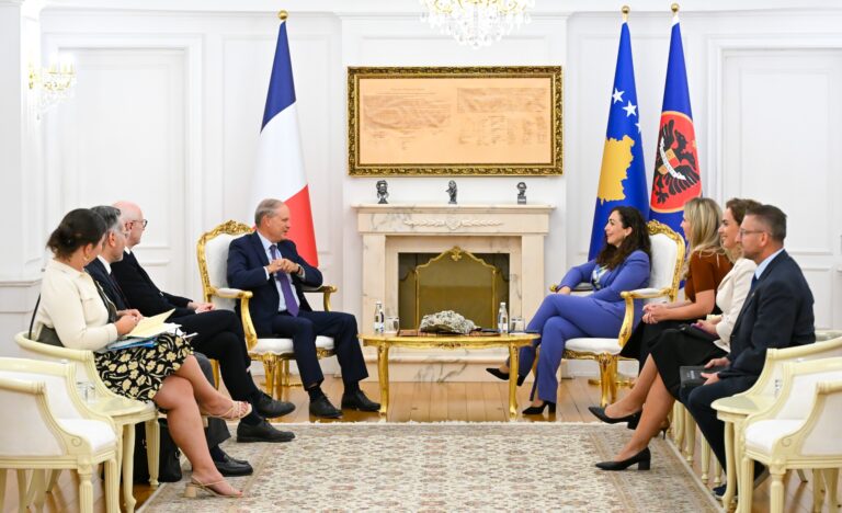 Presidentja Osmani në takim me përfaqësuesin francez mbështet ndërtimin e urave të reja mbi Ibër dhe kërkon heqjen urgjente të masave ndaj Kosovës