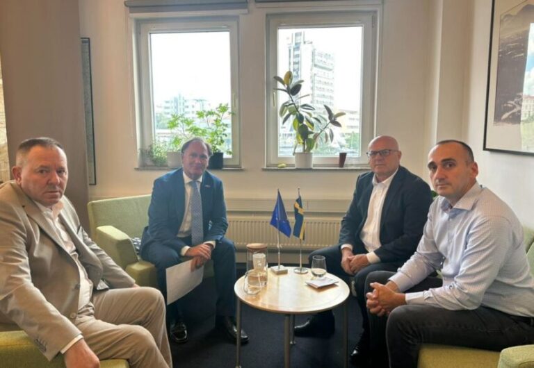 Krerët e OVL UÇK-së priten në takim nga ambasadori suedez Jonas Westerlund.