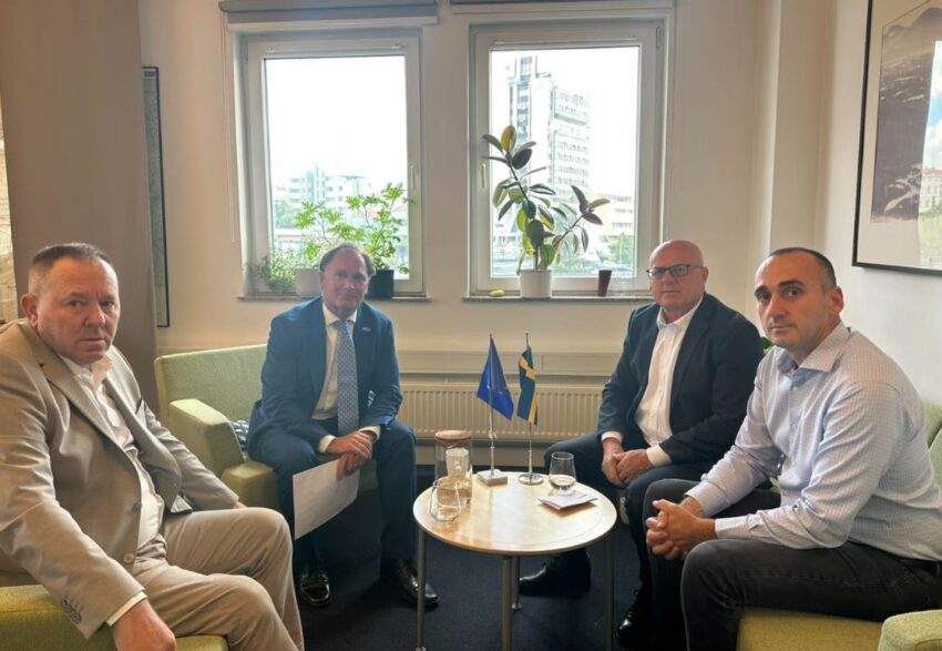 Krerët e OVL UÇK-së priten në takim nga ambasadori suedez Jonas Westerlund.