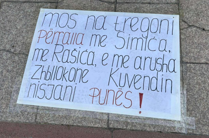 Vendosen pankarta para Kuvendit kundër ngerçit politik