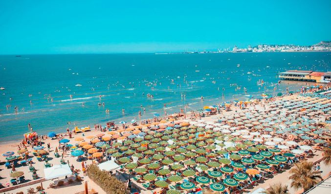Sezoni turistik në Durrës, mungojnë pushuesit nga Kosova           