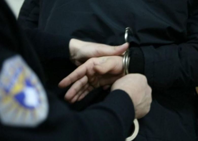 Policia arreston tre të dyshuar dhe sekuestron një sasi armësh dhe municion