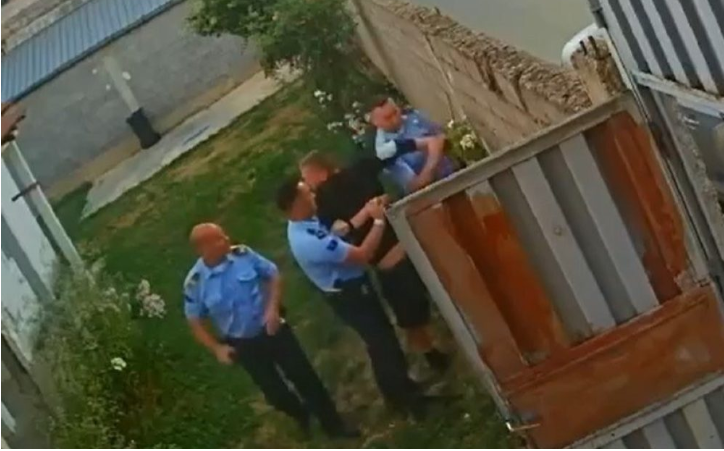 Aktakuzë ndaj tre policëve për keqtrajtimin e qytetarit në Klinë.