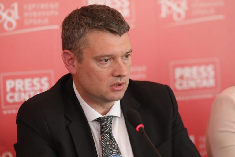 Qeveria serbe përfundon mandatin e Igor Popoviqit