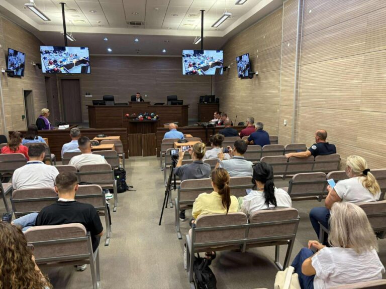 Prokuroria kërkoi për Popoviqin 6 muaj burgim, por që ti zëvendësohet me gjobë 3 mijë euro dhe dëbim nga Kosova për 2 vjet.