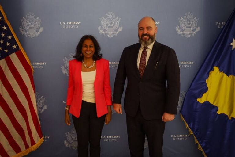 Zyrtari i lartë amerikan i mbrojtjes zbarkon në Kosovë në vizitën e tij të parë