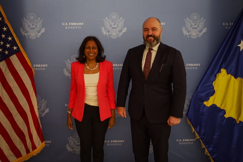 Zyrtari i lartë amerikan i mbrojtjes zbarkon në Kosovë në vizitën e tij të parë