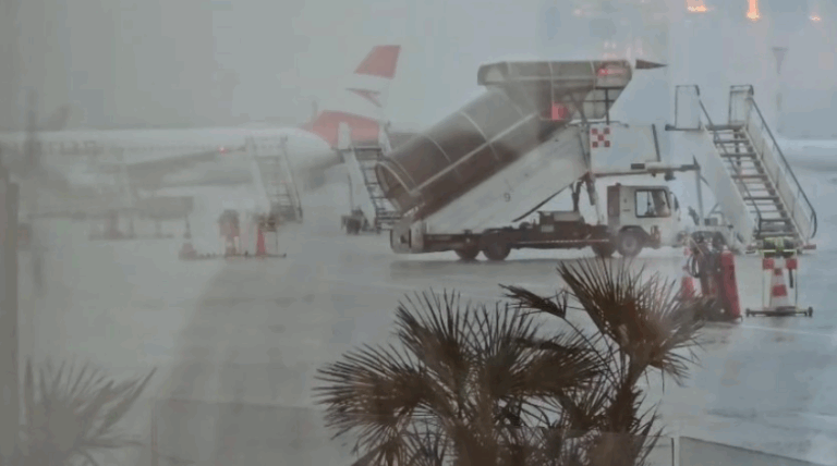 Rinisin fluturimet nga airoporti “Nëna Terezë” në Rinas