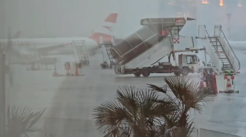 Rinisin fluturimet nga airoporti “Nëna Terezë” në Rinas