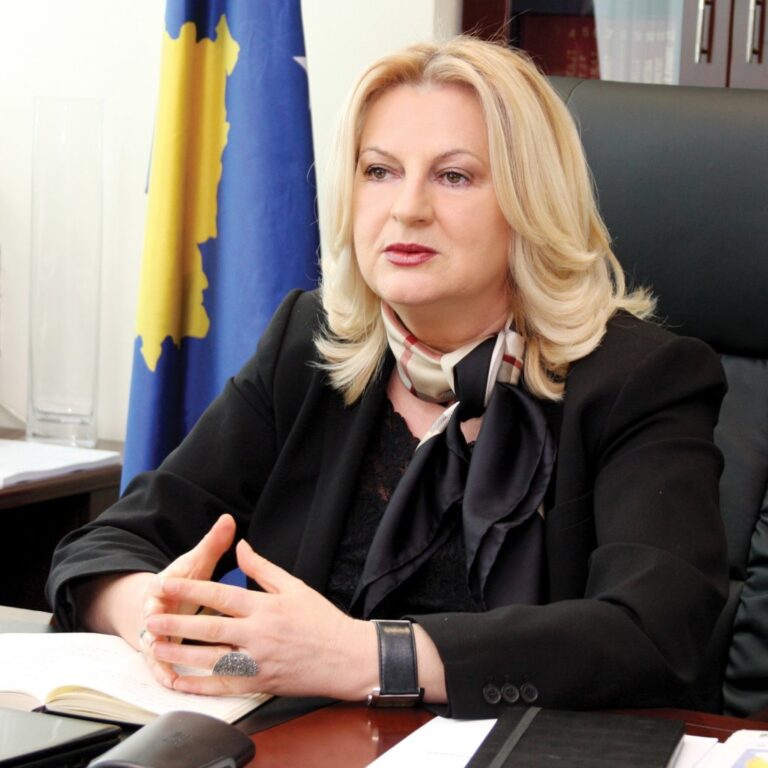 Ish-zëvendëskryeministrja e Kosovës, Edita Tahiri, ka bërë me dije se qeveria e re duhet t`i shpallë të pavlefshme të gjitha vendimet e Qeverisë në detyrë.