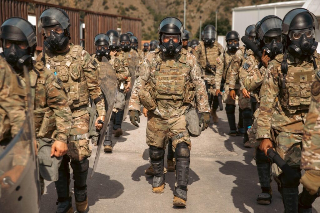 Kontingjenti i Këmbësorisë së ushtrisë amerikane të KFOR-it kryen trajnime për kontrollin e turmave dhe trazirat