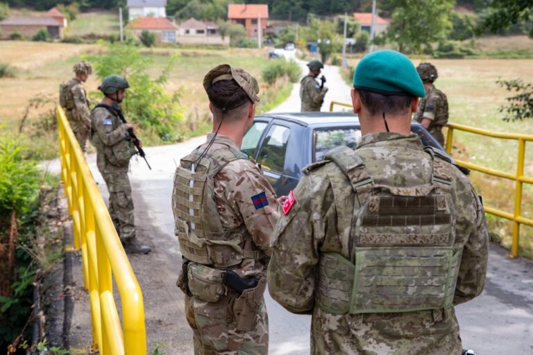 Ushtarët turq e skocez të KFOR-it me patrullime të përbashkëta