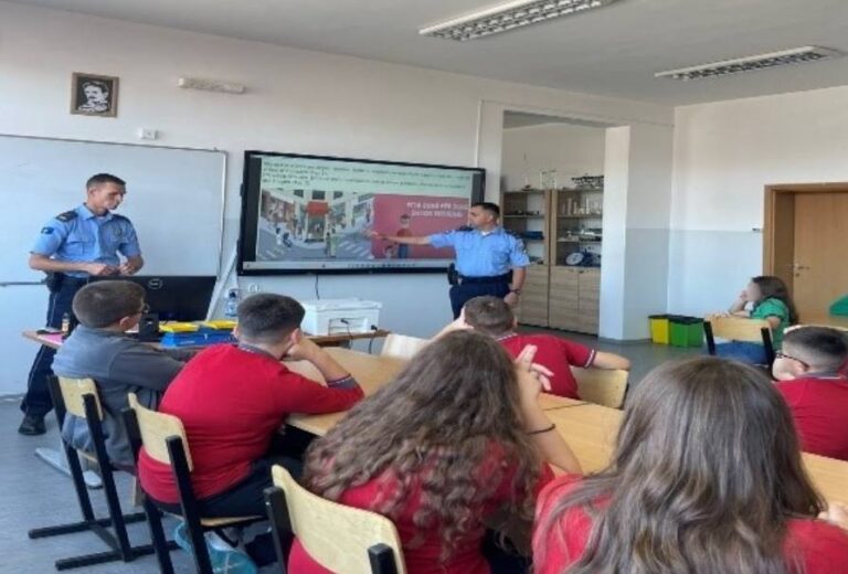 Policia mban ligjërata në shkolla për sigurinë në trafik